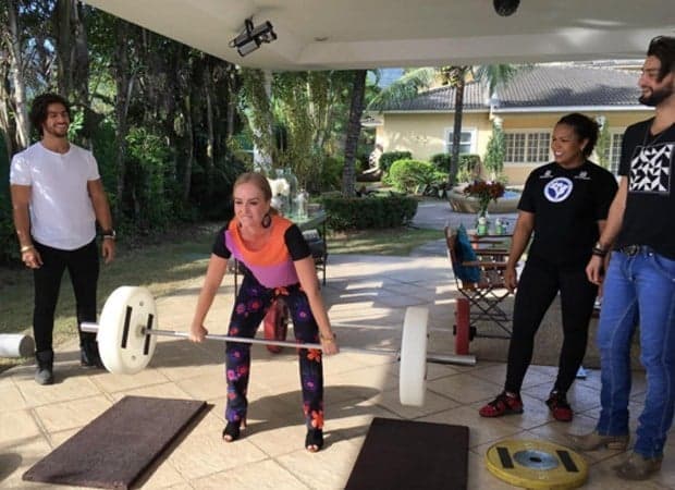 Angélica faz levantamento de peso e divulga foto em rede social