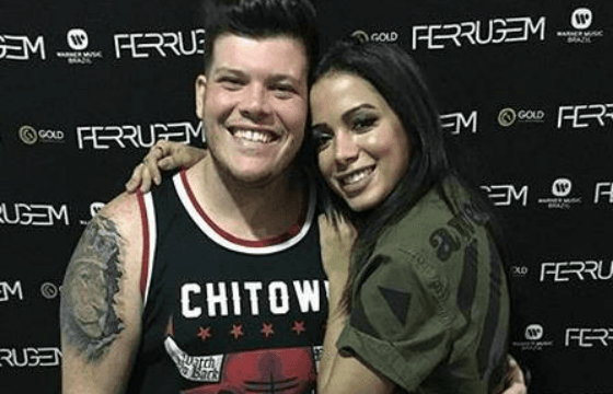 Ferrugem tenta beijar Anitta durante show, mas cantora evita