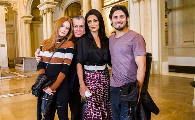 Eliza (Marina Ruy Barbosa), Arthur (Fábio Assunção), Carolina (Juliana Paes) e Rafael (Daniel Rocha) em Montevideo (Foto: Globo/João Miguel Júnior)