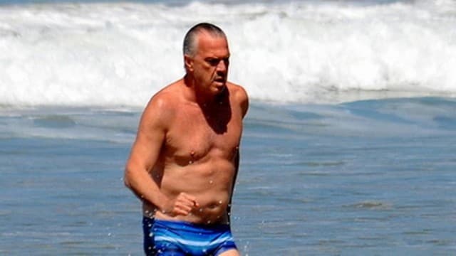 Pedro Bial curte praia no Rj com a mulher e pega jacaré