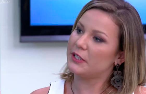 De biquíni, Cacau mostra resultado de lipoaspiração e implante de silicone;