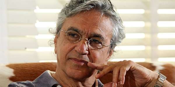 Caetano Veloso pede "Fora Temer" e leva esporro de senador