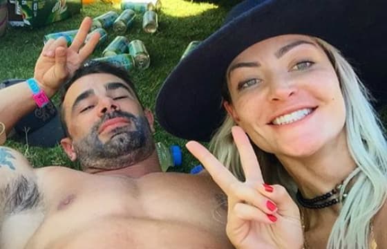 Marido suja rosto de Laura Keller com cocô de cavalo e ela se irrita