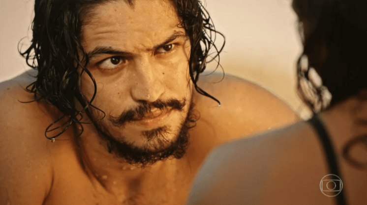 Gabriel Leone explica relação estranha entre mãe e filho em "Velho Chico"