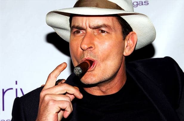 Charlie Sheen é investigado por ameaçar ex-noiva de morte; entenda o caso