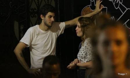 Após fim de namoro, Chay Suede é visto em conversa com outra
