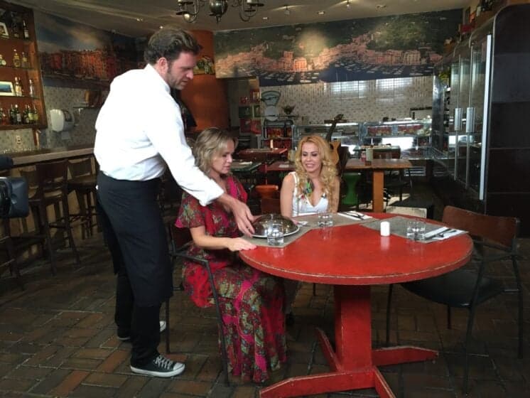Eliana faz um passeio por São Paulo com a cantora Joelma neste domingo (10)