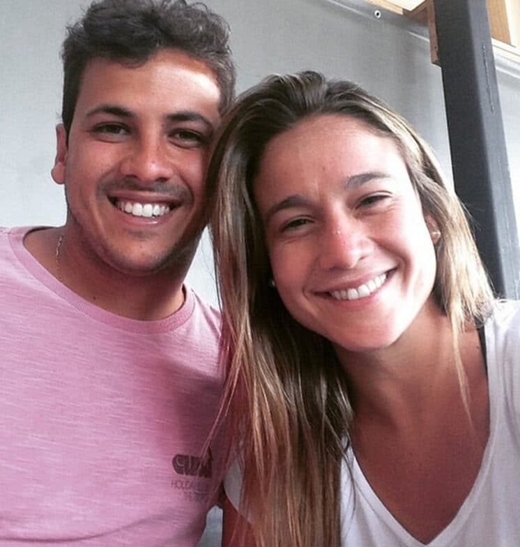 Ex-marido de Fernanda Gentil é visto aos beijos com loira em festa no Rio