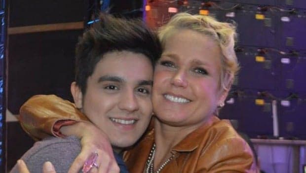 Xuxa se disfarça e surpreende a galera em show de Luan Santana