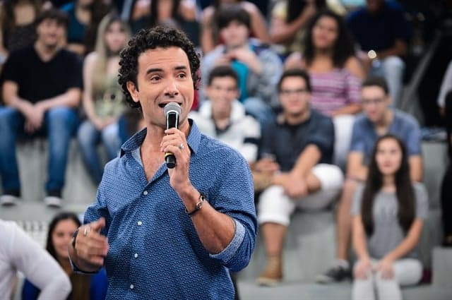 Veja a primeira foto de Marco Luque na "Escolinha do Professor Raimundo"