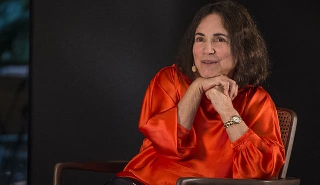 Atriz da Globo deita no palco de programa e revela sofrimento