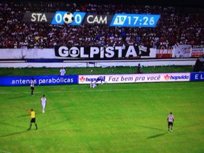 Torcedores  protestam contra Globo, que acaba exibindo imagem sem querer