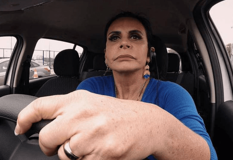 A cantora Gretchen concentrada manobrando um carro durante prova de reality show da Record Power Couple que participou ao lado do marido Carlos (Foto: Reprodução/ Record TV) A cantora Gretchen concentrada manobrando um carro durante prova de reality show da Record Power Couple que participou ao lado do marido Carlos (Foto: Reprodução/ Record TV)