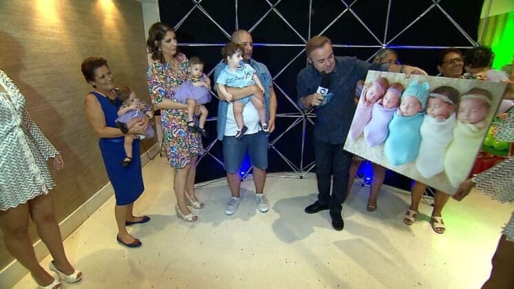“O Gugu Chegou”, apresentador retorna à casa da família santista que teve quíntuplos há um ano