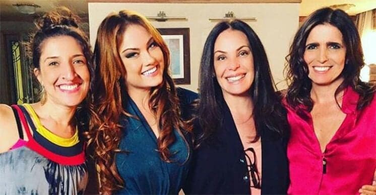 Atrizes posam nos bastidores de "Haja Coração", nova novela das 7