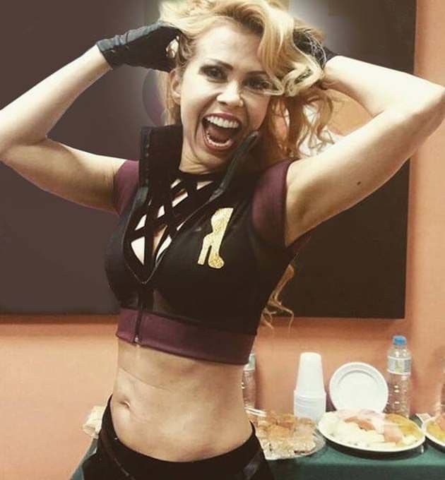 Aos 41 anos, Joelma impressiona com barriga sequinha