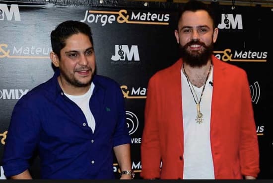 Mateus, da dupla com Jorge, sobe no palco com o filho de apenas 1 ano, e menino rouba a cena
