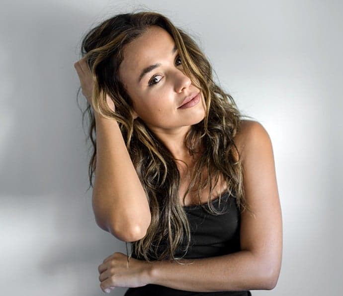 Juliane Araújo diz ser tranquila na vida real e fala sobre personagem em novela