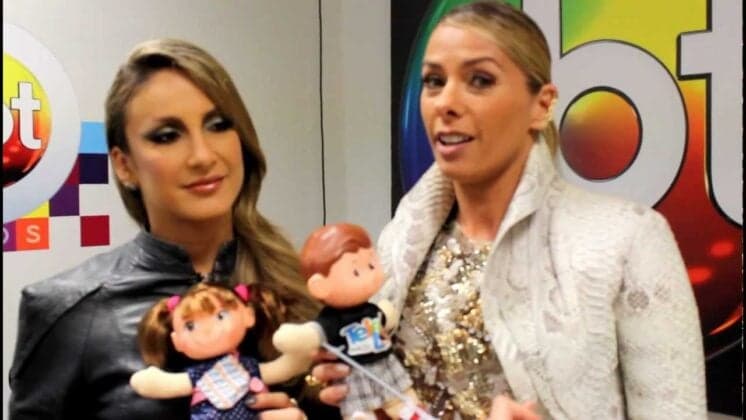 Claudia Leitte finge ser amiga de Adriane Galisteu e a chama de "comadre"