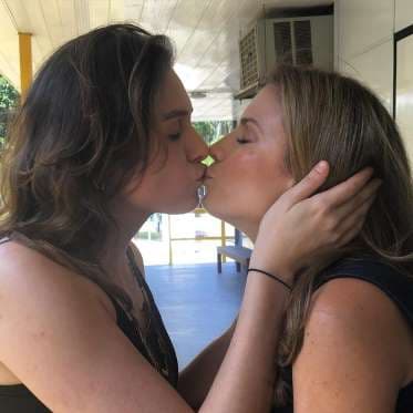 Monica Iozzi dá selinho em Maíra Charken e fãs brincam: 'Shippo muito'