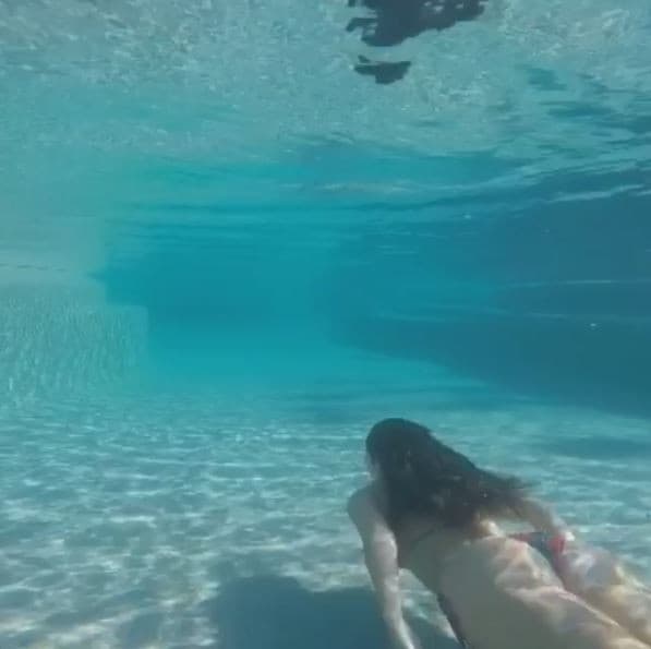 Vídeo: Paolla Oliveira aproveita a praia e nada de biquíni; fãs elogiam a atriz