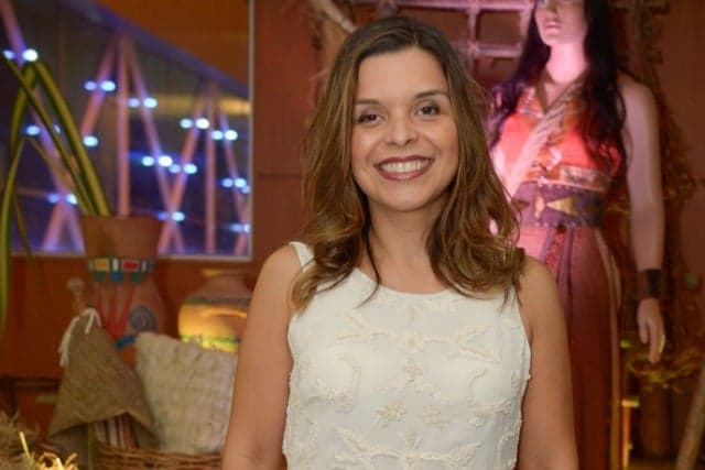 Autora de "Os Dez Mandamentos" trabalha 10 horas por dia nos textos da novela