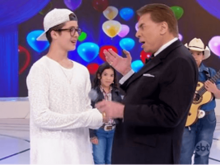 Silvio Santos diz que ator de "Cúmplices de um Resgate" está parecendo 'bichinha'; garoto fica constrangido