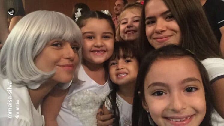 Priscila Sol aparece com figurino de Tia Perucas em "Carinha de Anjo"