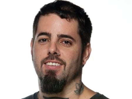 Tico Santa Cruz faz tatuagem imensa no rosto e deixa o público espantado com resultado; veja