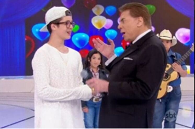 Silvio diz que ator mirim usa batom na novela e “está parecendo uma bichinha”