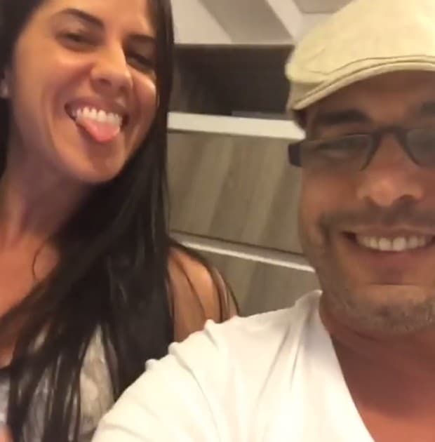 Zezé Di Camargo aparece na cama com Graciele Lacerda