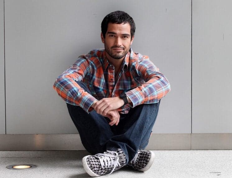 Miguel de "Rebelde", Alfonso Herrera tasca beijão em ator na Parada LGBT