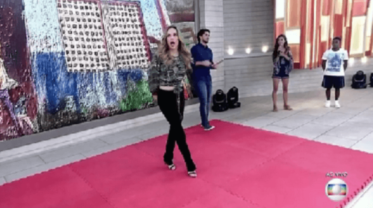 Ao vivo no "Encontro", Ana Furtado diz que estava com calça rasgada