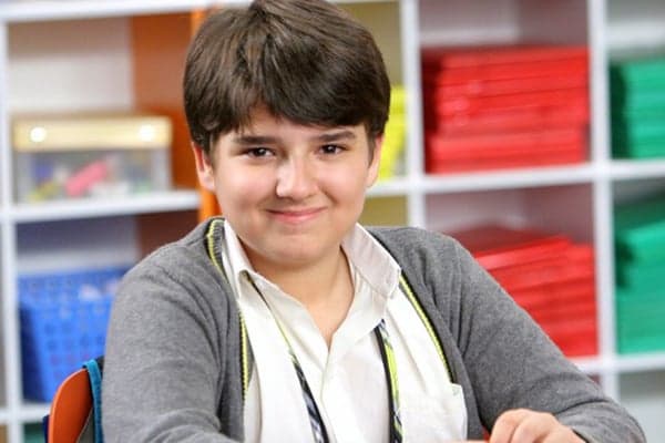 Ex-gordinho, ator de "Carrossel" aparece  bombado na academia
