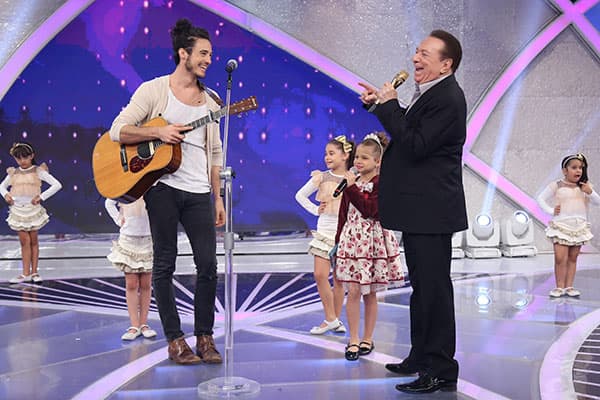 Raul Gil recebe Tiago Iorc e exibirá imagens do seu antigo programa na Band