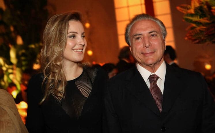 “Hello!” Jornal inglês mostra vida de celebridade da primeira dama brasileira