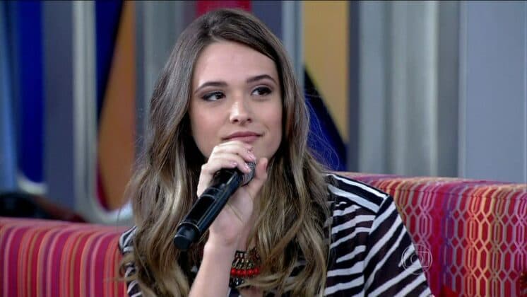 Juliana Paiva publica foto com barrigão nos bastidores de "Totalmente Demais"