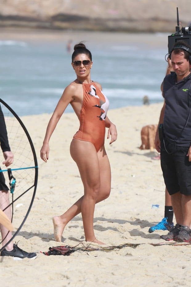 Juliana Paes realiza gravação de "Totalmente Demais" em praia e exibe corpão