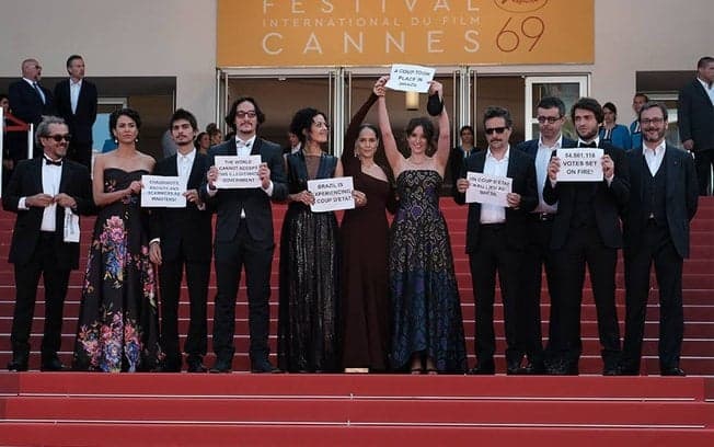 Em Cannes, artistas protestam contra Impeachment, e a favor de Dilma Rousseff