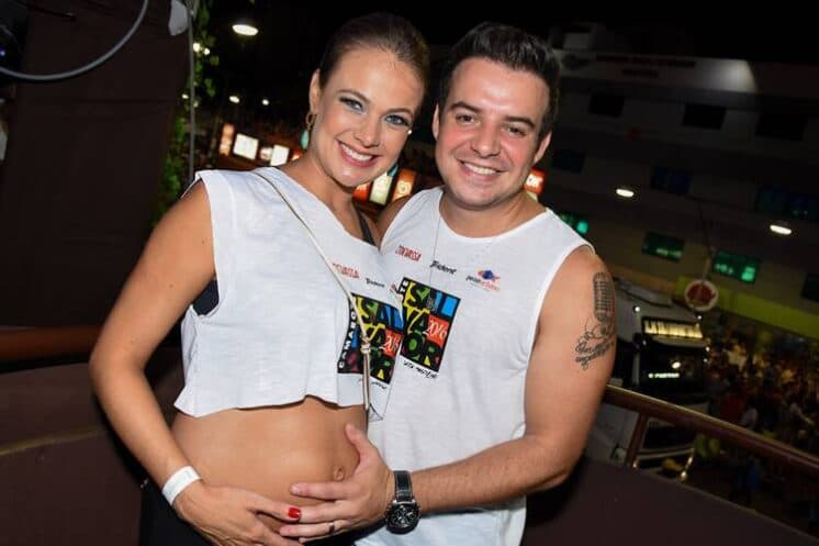 Thaís Pacholek divulga foto com filho  bebê, marido e cachorro: "É inexplicável. Ponto."