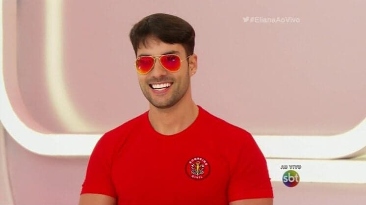 Bombeiro do programa "Eliana" aparece sem roupa em vídeo adulto gay e pode ser demitido