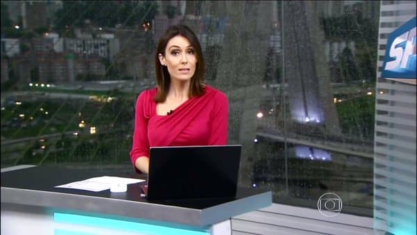 Durante reportagem “pesada”, repórter faz piada fora de hora e chama atenção