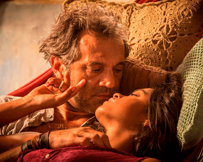 "Velho Chico": Luzia seduz Santo, mas casal é interrompido