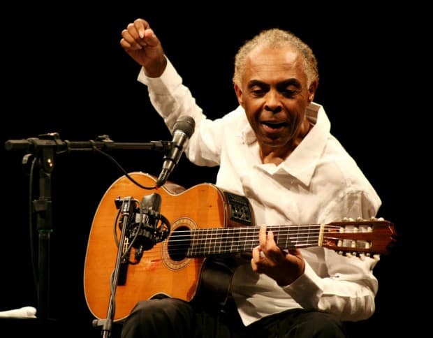 Gilberto Gil deixa hospital após internação