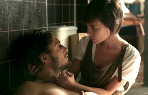 "Totalmente Demais": Leila transa com Rafael e vai embora escondida na manhã seguinte