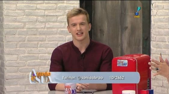 Aaron Racanicchi, do TV Foco, está no “A Tarde é Sua” comentando as últimas da TV, assista!
