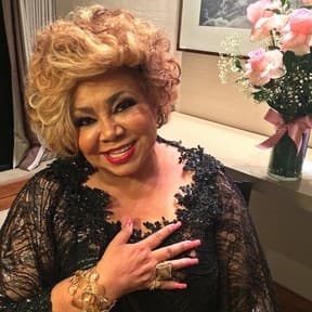 Alcione cancela show por causa de dores