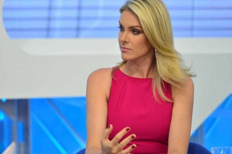 Fátima Bernardes e Ana Hickmann apresentam programa com roupas idênticas