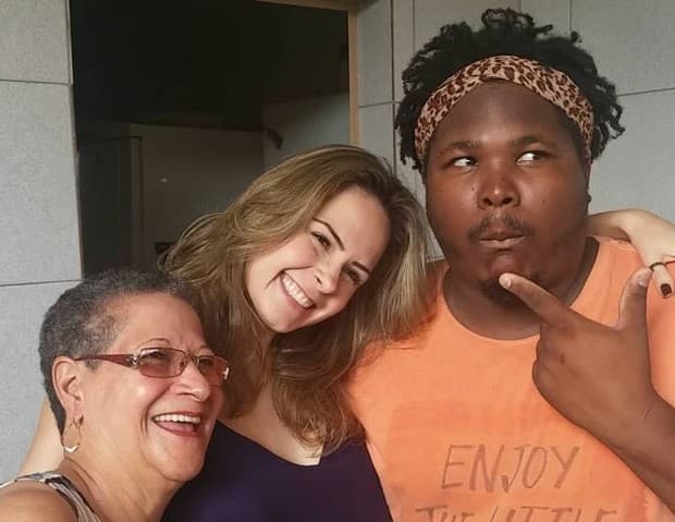 Ana Paula passa dia das mães com Dona Geralda e Ronan