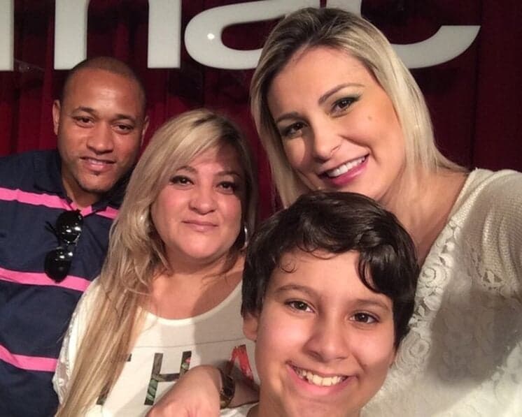 Andressa Urach batiza filho na Igreja Universal: "Ele me cobrou"